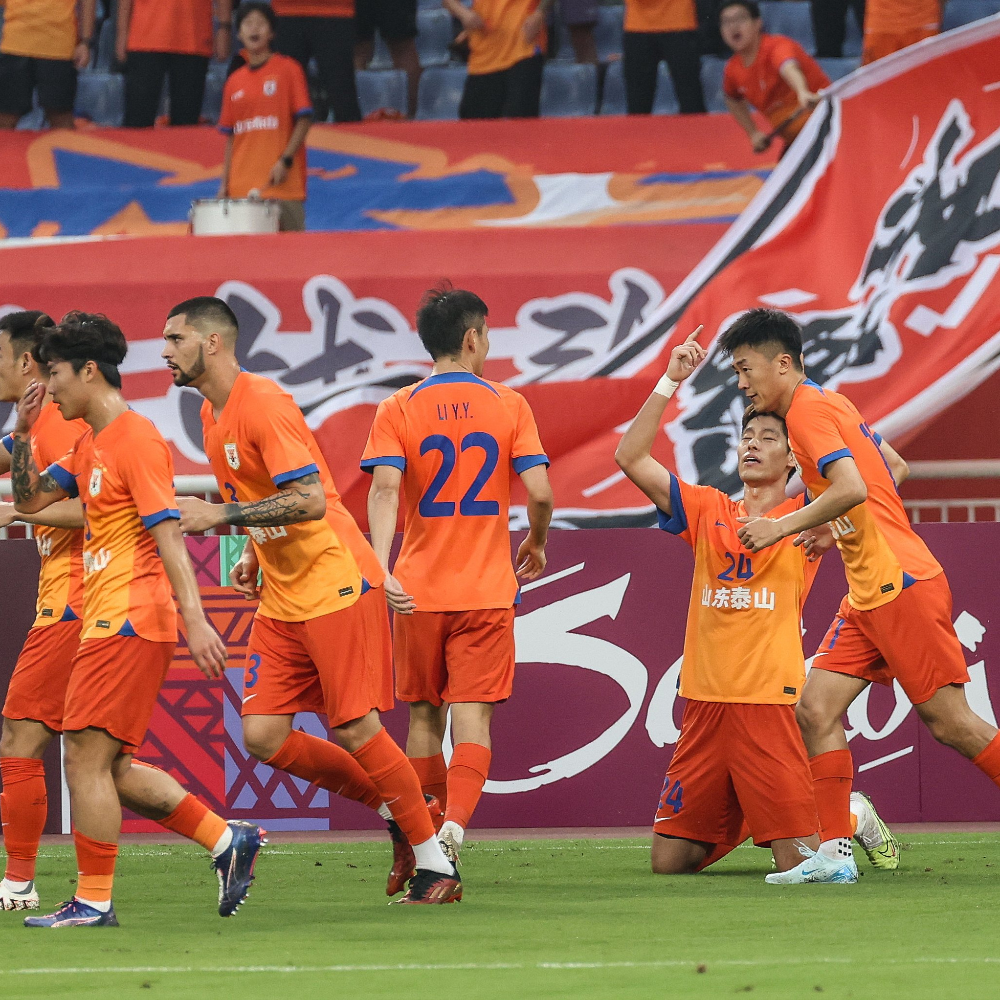 爱游戏体育-赛地聚焦——足总杯集结日热度飙升；比利亚雷亚尔主帅复盘；压力陡增；临场指挥获称赞(周日足彩擂台媒体赛)